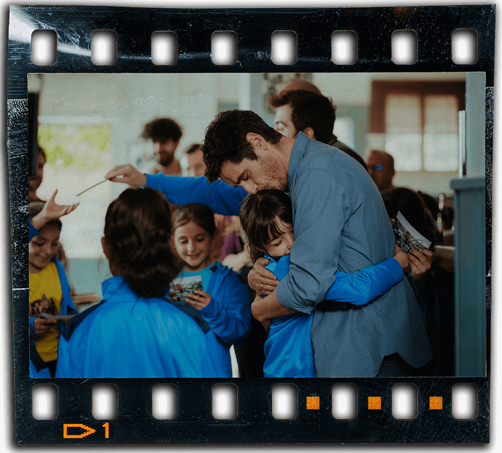 Antonio Pagudo abraza a Luna Fulgencio en Heroes de Barrio